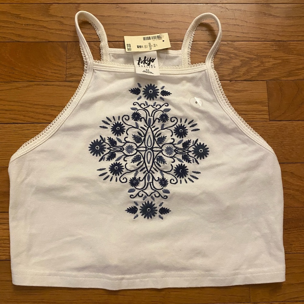 ✨NWT✨High Neck Cropped Tank Top with Floral Embroidery